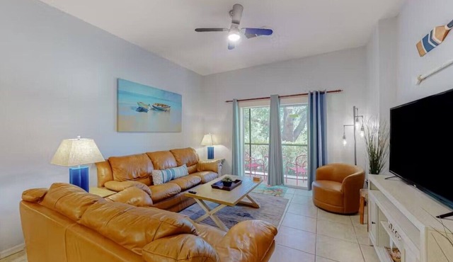 Lovely 1st floor 3-bdrm condo at Resort near Disney, Universal + pools, hot tubs