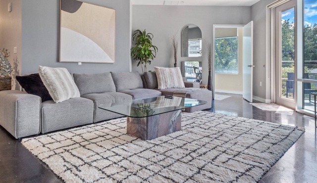 Lovely 2/2 Apartment in Downtown Orlando with parking