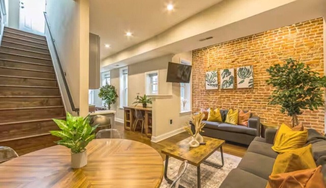 Lovely 2/2 w/Patio | 10 mins to DT | Sleeps 10