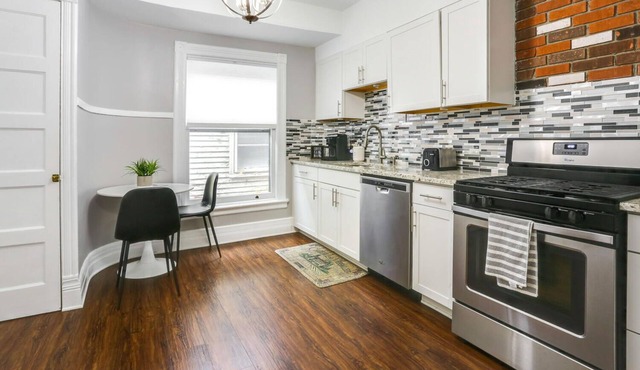 Lovely 2 Bdrm Apartment on Bidwell Pkwy off Elmwood - 2nd Floor