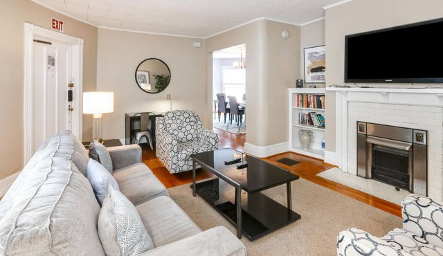 Lovely 2 Bdrm Apartment on Bidwell Pkwy off Elmwood - 2nd Floor