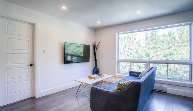 Lovely 2 BDRs renovated condo near DT, metro