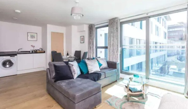 Lovely 2 bed 2 bath Apt in Redhill Town Centre