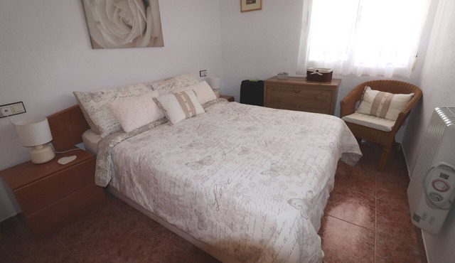 Lovely 2 bed apartment with parking and shared swimming pool