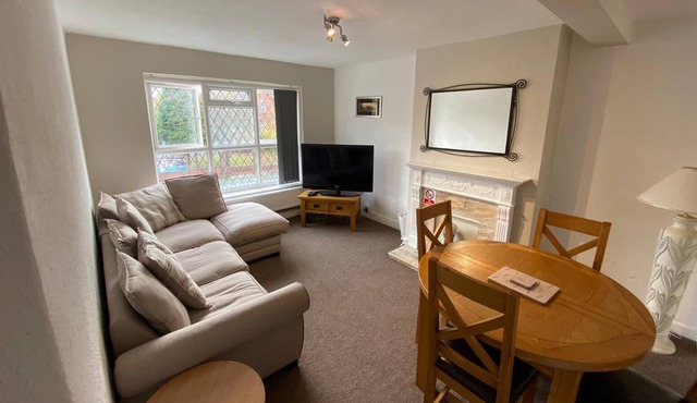 Lovely 2-Bed Apartment in Solihull