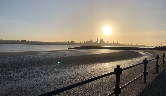 Lovely 2-bed Apartment in Wallasey, Sleeps 4