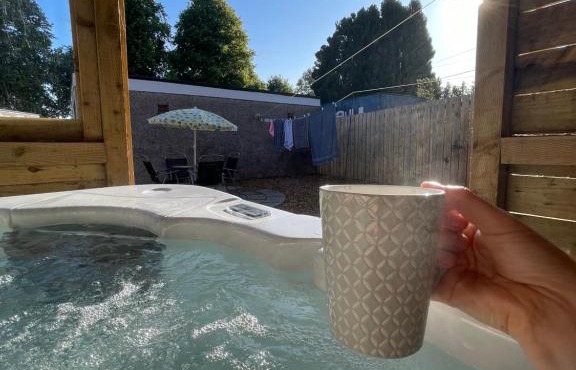 Lovely 2 bed apartment with hot tub log burner and off street parking