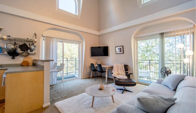 Lovely 2 Bed/Bath Penthouse w/Space Needle View