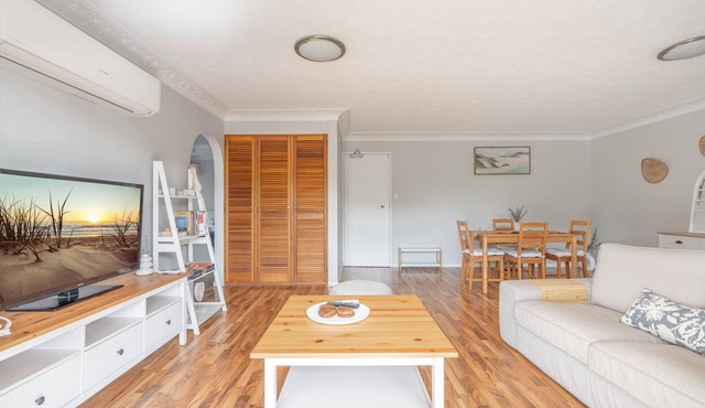 Lovely 2-Bed by Oxenham Park, Transport & Shops