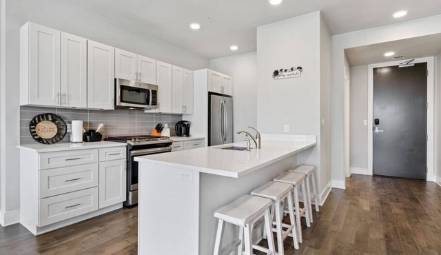 Lovely 2 Bed Condo at a Great Location in Nola!