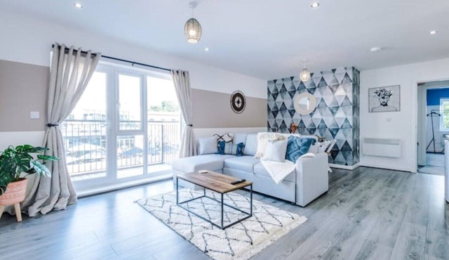 Lovely 2 Bed Apartment -Ideal 4 Leisure & Business Travellers