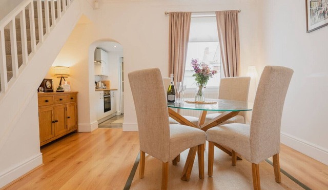 Lovely 2 bed home in Handbridge - With Parking