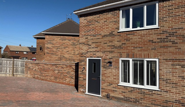 Lovely 2 bed house in Lincoln, 12 minute walk from the famous Bailgate. Sleeps 4