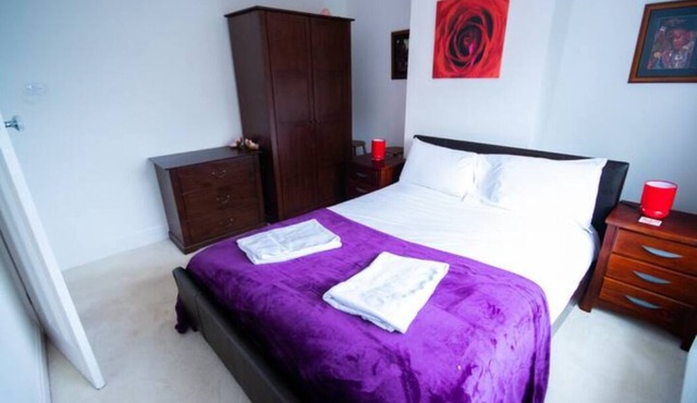 Lovely 2 bed house with garden and parking