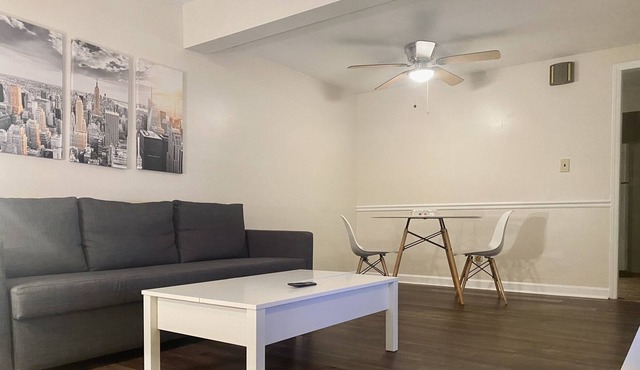 Lovely 2 bed townhome by light-rail, 10 min. to uptown