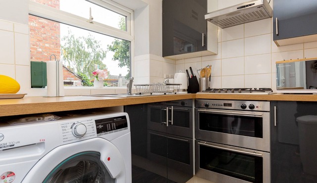 Lovely 2 Bed - Walk to Train Station & Town Centre