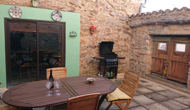 Lovely 2-bedroom house in the centre of an historic "Petites Cité de Caractère"