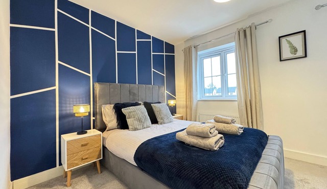 Lovely 2 Bedroom Home | 3 Beds | Free Parking