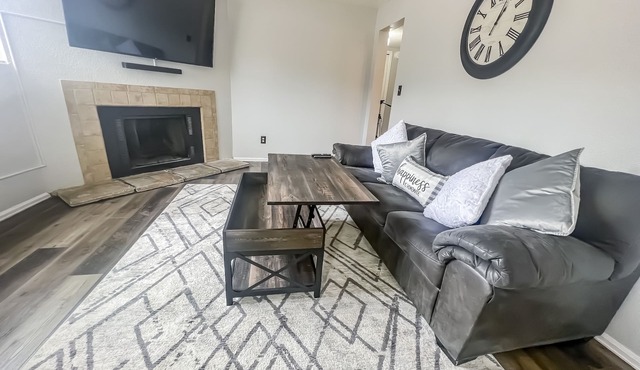 Lovely 2 bedroom! Close to All.