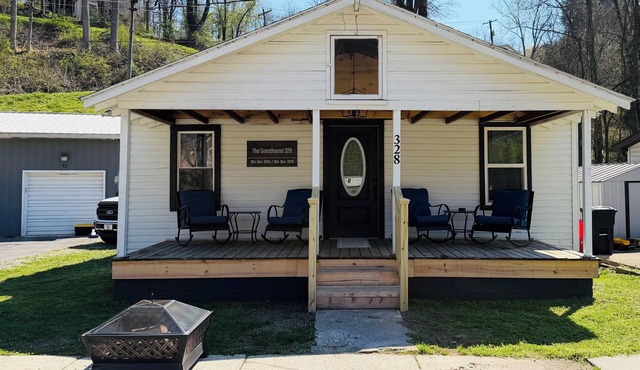 Lovely 2-bedroom house river front in Webster Springs