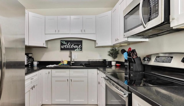 Lovely 2 Bedroom 1 Bathroom Condo Minutes from the Beach