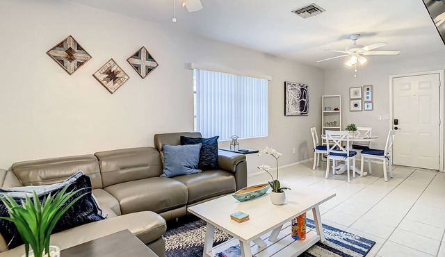 Lovely 2 bedroom 1 bath house near the beach
