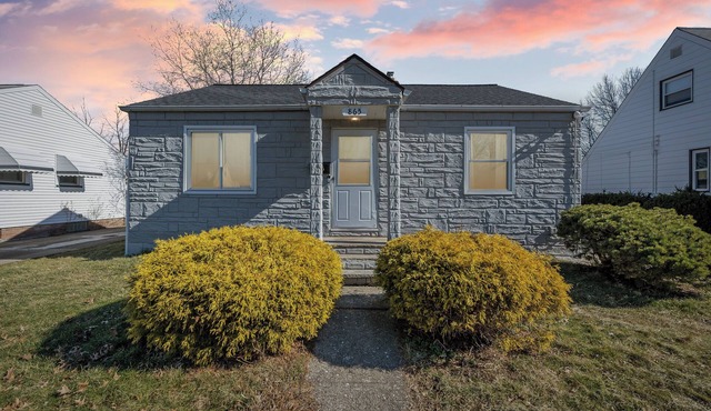 Lovely 2 bedroom 1 bath ranch, fully equipped, work desk, AC, great location