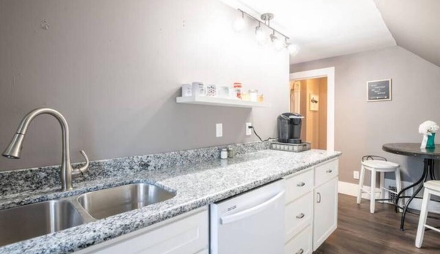 Lovely 2 Bedroom 1 block From the Town Square