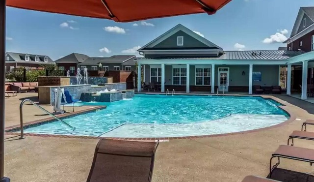 Lovely 2 Bedroom 2 Bath and 1 Car Garage with Pool