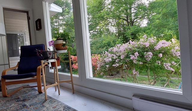 Lovely 2-bedroom accommodation with private garden minutes from Maine ferry.