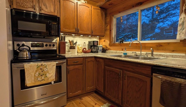Lovely 2-bedroom Adirondack lakefront cabin - perfect for hikers & snowmobilers!