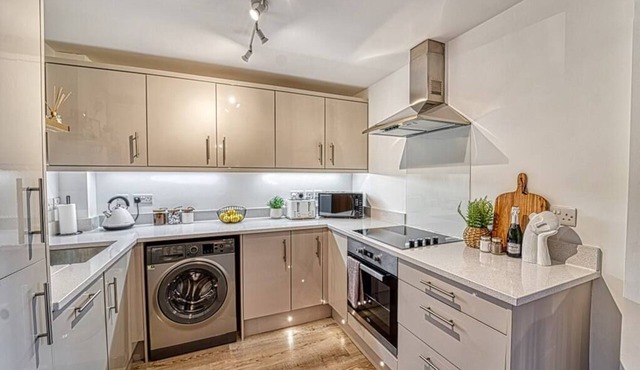 Lovely 2 Bedroom Apartment With Parking