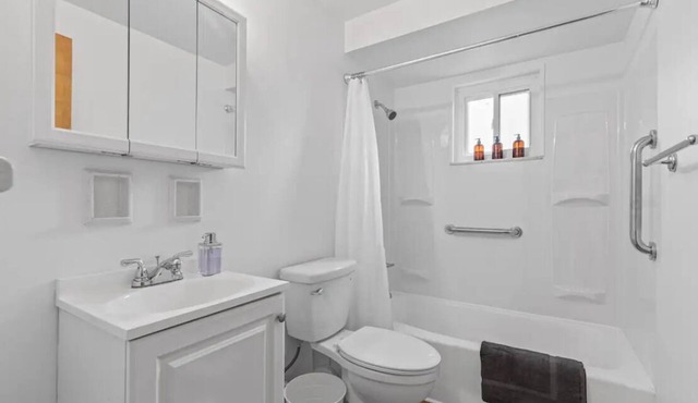 Lovely 2-bedroom Apartment with AC in vibrant Pittsburgh