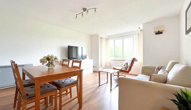 Lovely 2 bedroom apartment great transport links to Central London!
