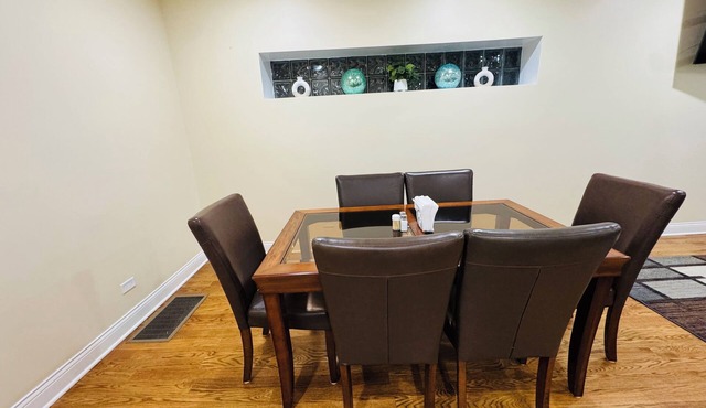 Lovely 2-bedroom apartment with AC & Laundry