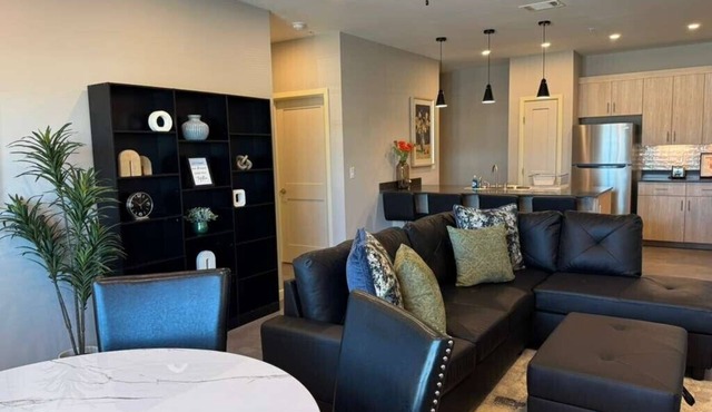 Lovely 2-bedroom apartment off the Express Way