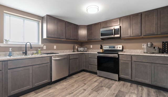 Lovely 2-bedroom apartment with WIFI/PRIVATE PARKING/LAUNDRY