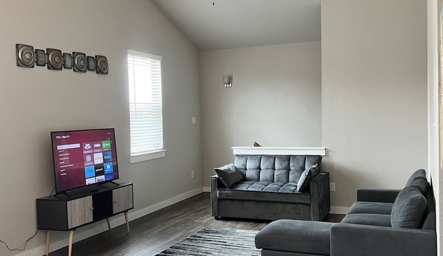 Lovely 2 bedroom apartment with private bathrooms that can sleep six people
