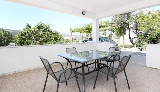 Lovely 2-Bedroom Apartment in Poljica