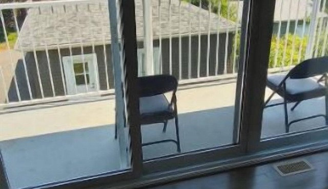 Lovely 2 Bedroom Apt in Orleans w/Free Parking