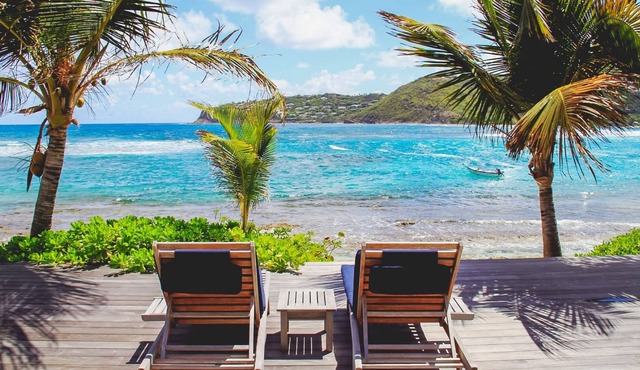 Lovely 2 bedroom bungalow steps away from Lorient Beach and shopping