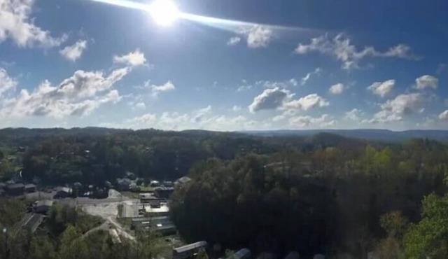 Lovely 2-bedroom cabin located at Gold & Blue cabins in Bluefield