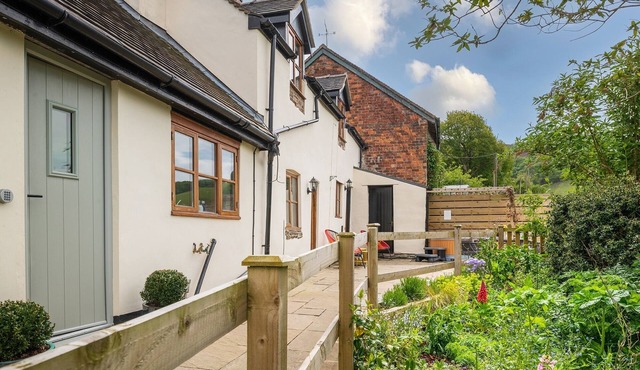 Lovely 2 Bedroom Countryside Hot Tub Retreat