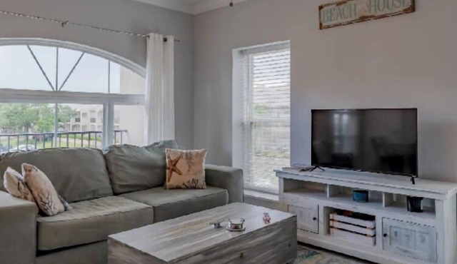 Lovely 2 Bedroom Condo with a Pool and Beach View