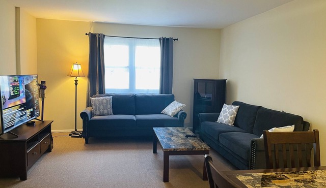 Lovely 2-bedroom condo Lansdowne