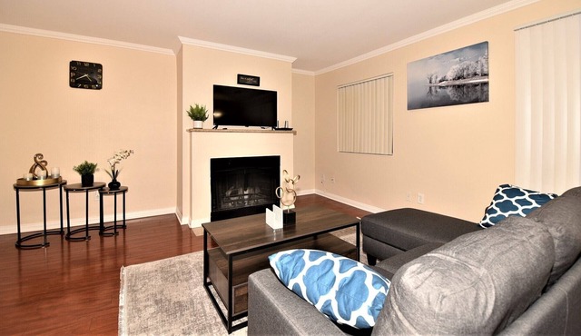 Lovely 2 Bedroom Condo With Indoor Fireplace