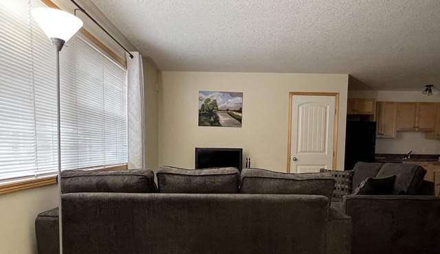 Lovely 2-bedroom Condo with free parking