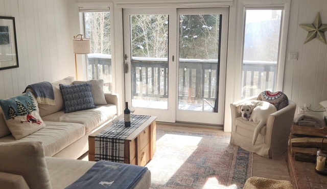 Lovely 2-bedroom condo in Bromley Village perfect for a relaxing getaway