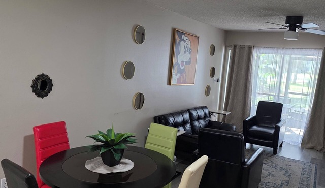 Lovely 2-bedroom condo with pool, fitness room and golfing. Close to Airport