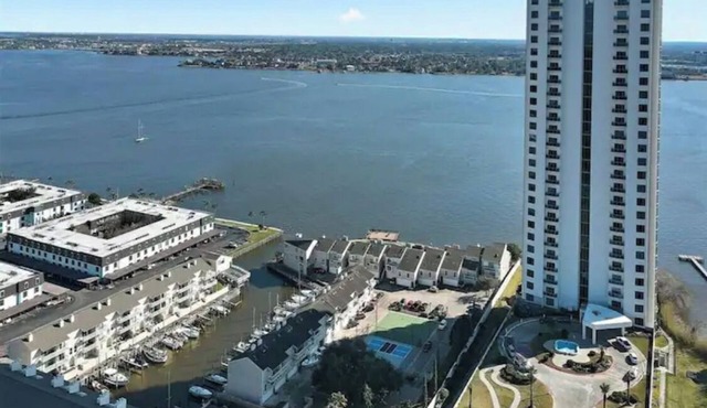 Lovely 2 Bedroom condo with marina view and pool